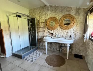 Deluxe Room (2 Adults + 1 Child)