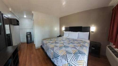 Deluxe King Room - Non-Smoking