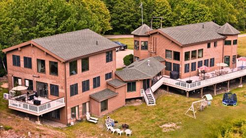 Bear Mountain Guest Lodge