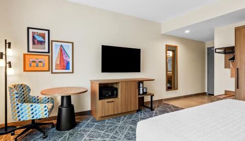 King Room with Microwave and Fridge