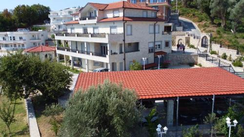 One-Bedroom Apartment with Balcony