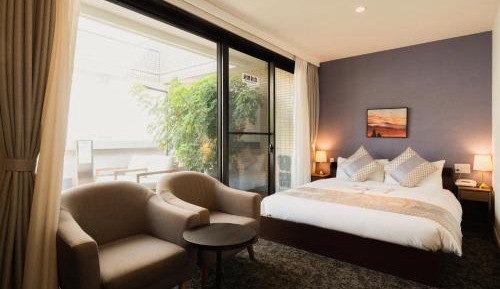 Deluxe Queen Room with Balcony - Non-Smoking