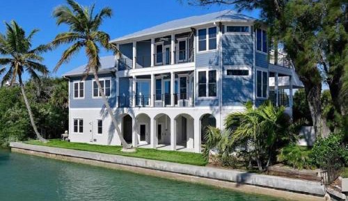 Three-Bedroom Holiday Home 
