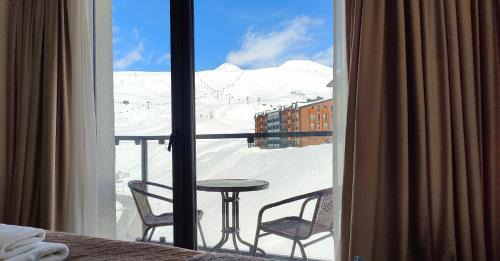 Apartment with Mountain View