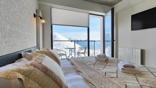 Apartment with Mountain View