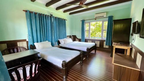 Deluxe Double or Twin Room with Mountain View