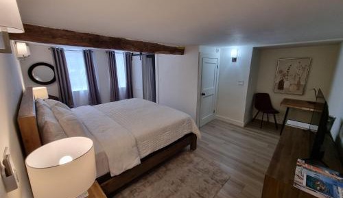 Deluxe King Suite