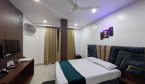 Deluxe Room (2 Adults + 1 Child)
