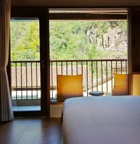 Bathtub Terrace King Room