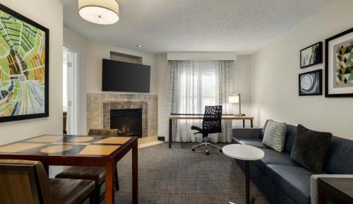 One-Bedroom Corner Suite