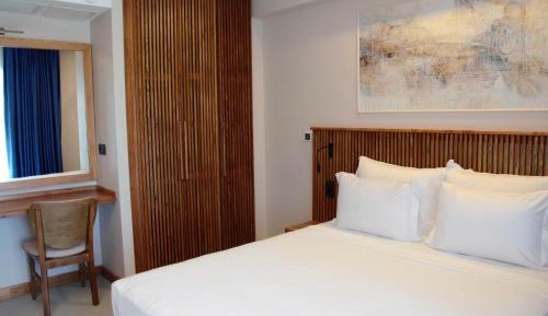 Suite with Mountain View