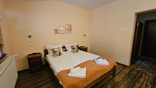 Deluxe Double Room (2 Adults + 1 Child)