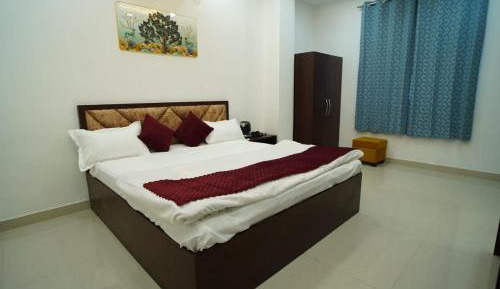 Deluxe Double Room (2 Adults + 1 Child)
