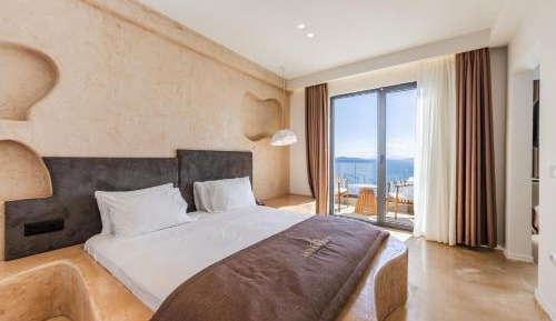 Royal Suite with Sea View and Bath Tub