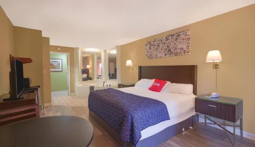 King Bed with Jetted Tub