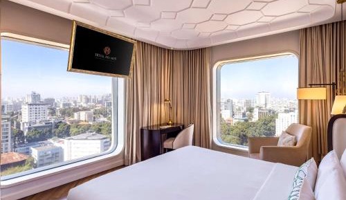 Deluxe Corner Room, 1 King Size Bed, City View