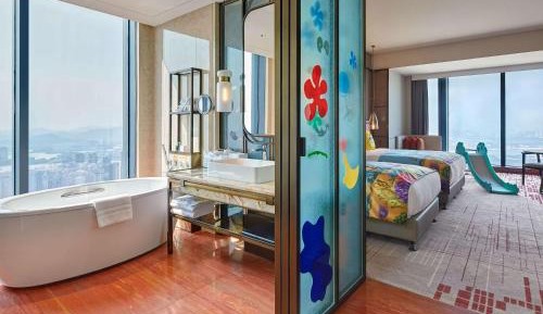 Family Room with River View - High Floor