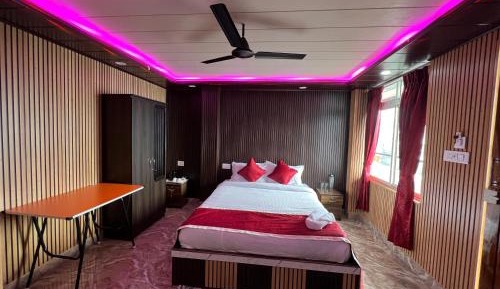 Deluxe Double Room (2 Adults + 1 Child)