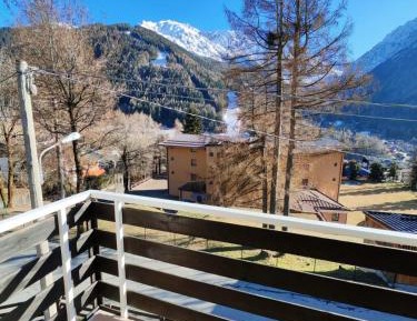 Two-Bedroom Apartment with Mountain View