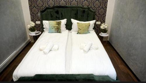 Deluxe Room (2 Adults + 1 Child)
