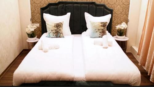 Deluxe Room (2 Adults + 1 Child)