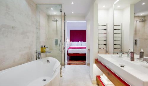 Stunning 1-Bed Apartment with Bathtub