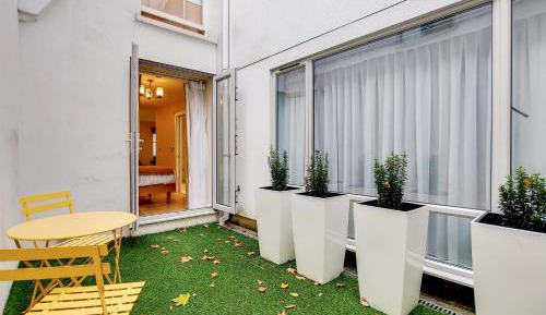 Luxury 1-Bed Apartment with Patio