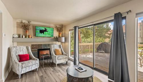 Three-Bedroom Apartment with Mountain View