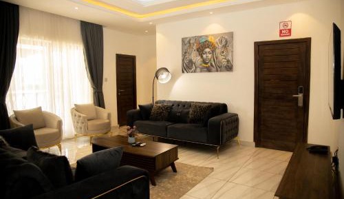 Deluxe Two-Bedroom Apartment with Garden View