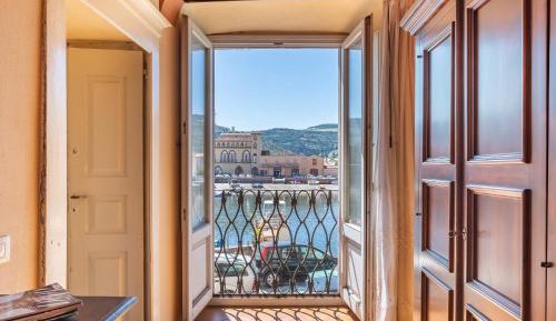 Superior One-Bedroom Apartment with Balcony