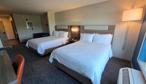 Queen Suite with Two Queen Beds and Mobility Accessible Tub - Non-Smoking
