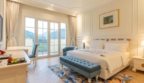 Deluxe King Valley view