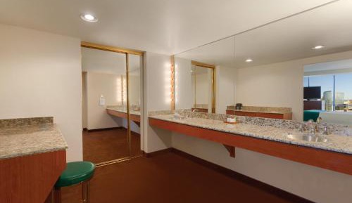  2 Queen Suite