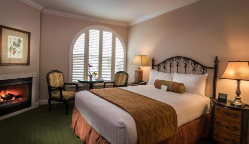 Deluxe Queen Room