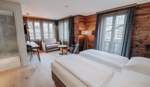 Chalet Twin Room with Balcony and Mountain View