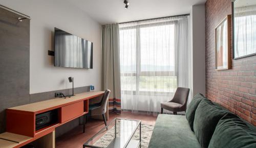 Apartment mit einem Doppelbett und Balkon