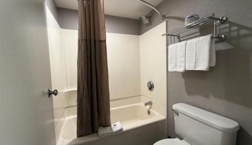 Deluxe Queen Room - Non-Smoking