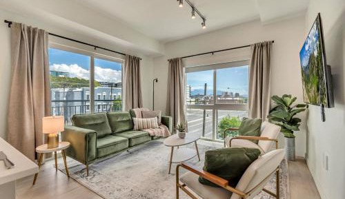 One-Bedroom Apartment with City View