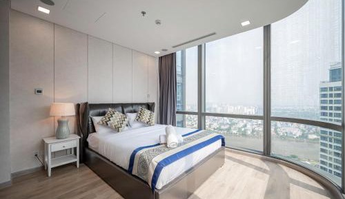 Three-Bedroom Apartment with Balcony