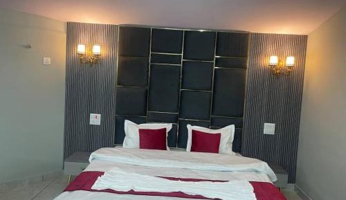 Deluxe Double Room (2 Adults + 1 Child)