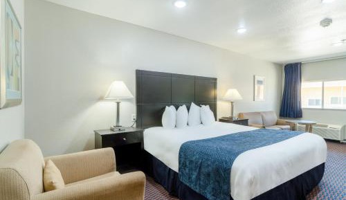 King Bed with Kitchenette Non-Smoking