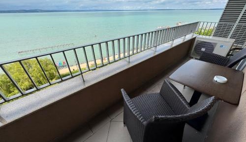 Apartment with Lake View