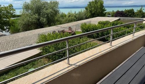 One-Bedroom Apartment with Lake View