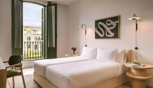 Twin Room with Balcony and Street View