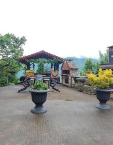 Apartment with Mountain View