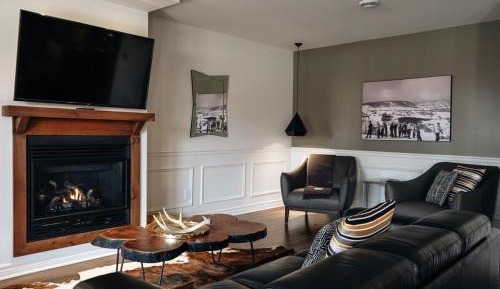 Two-Bedroom Apartment with Mountain View