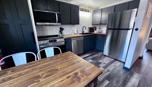 Two-Bedroom Apartment with Mountain View