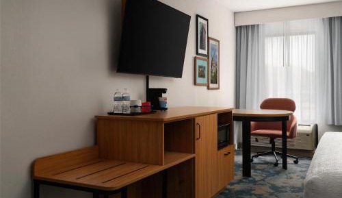 King Study with Sofa Bed - Non-Smoking 