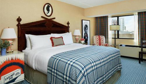 Graduate King Room with Roll-In Shower - Mobility Accessible