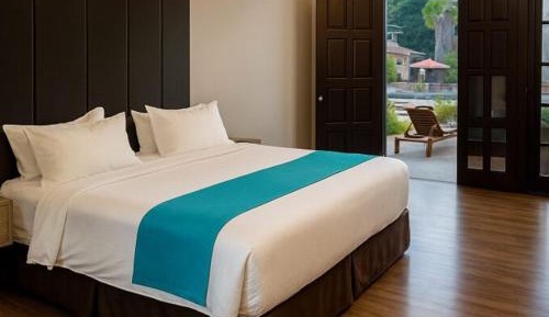 King Suite with Pool View